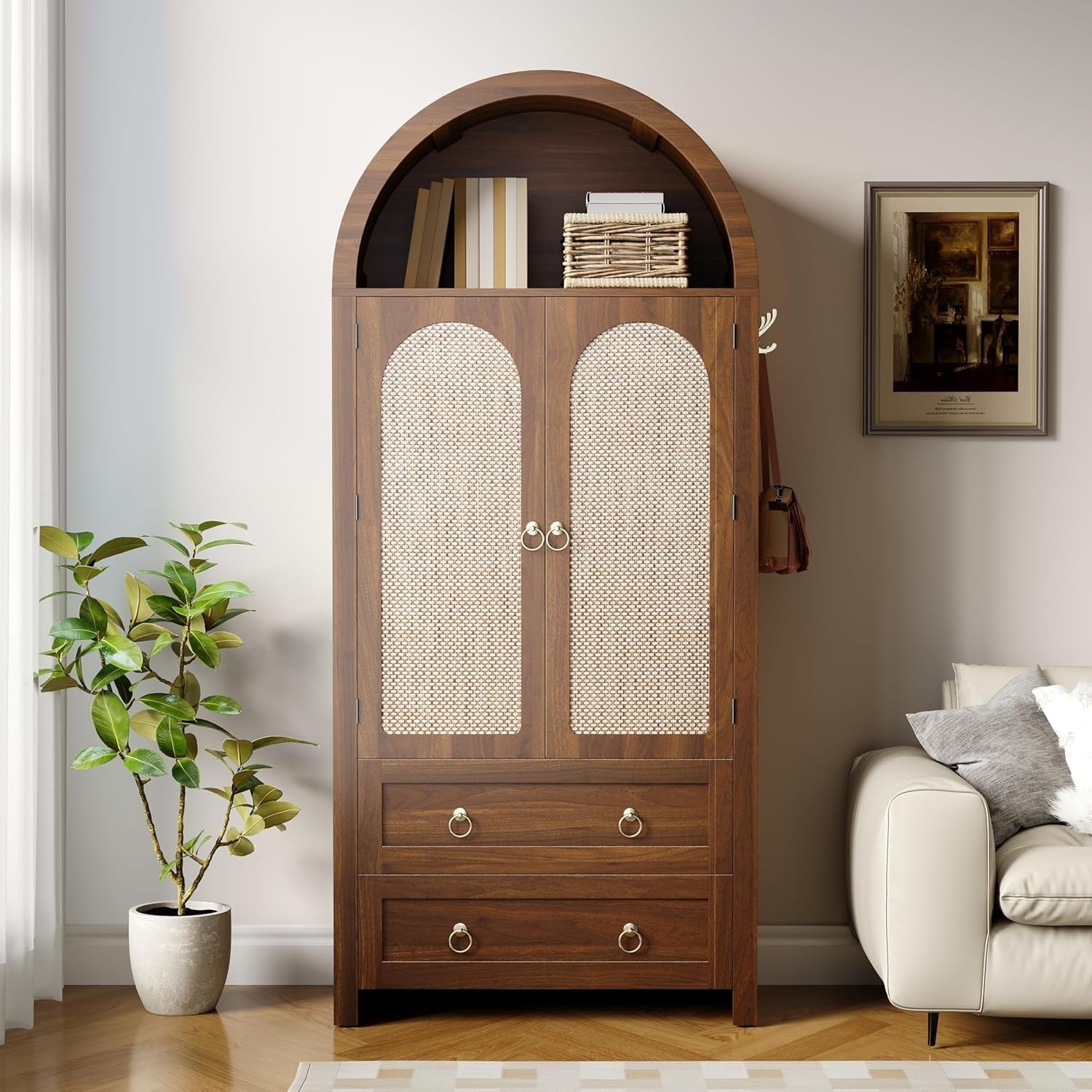 Armoire haute en rotin avec silhouette arquée, deux tiroirs et portes en osier tressé pour chambre ou salon