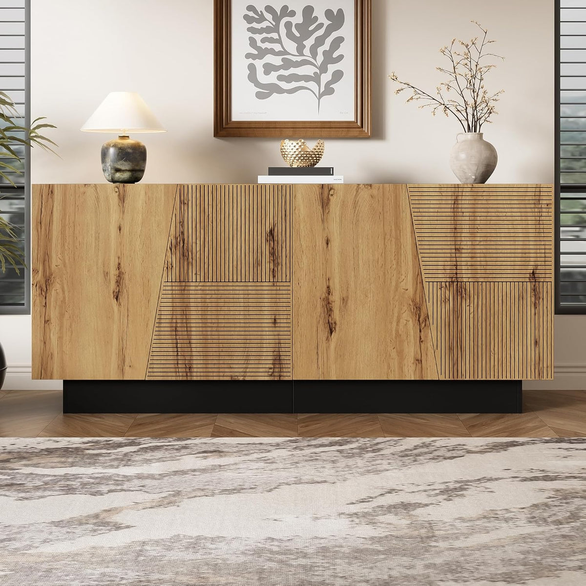 Bahut cannelé avec quatre portes et quatre étagères ajustables pour salon ou entrée
