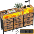 Commode textile avec neuf tiroirs, eclairage LED, ports USB et prises secteur, meuble de rangement 130 x 30 x 97 cm
