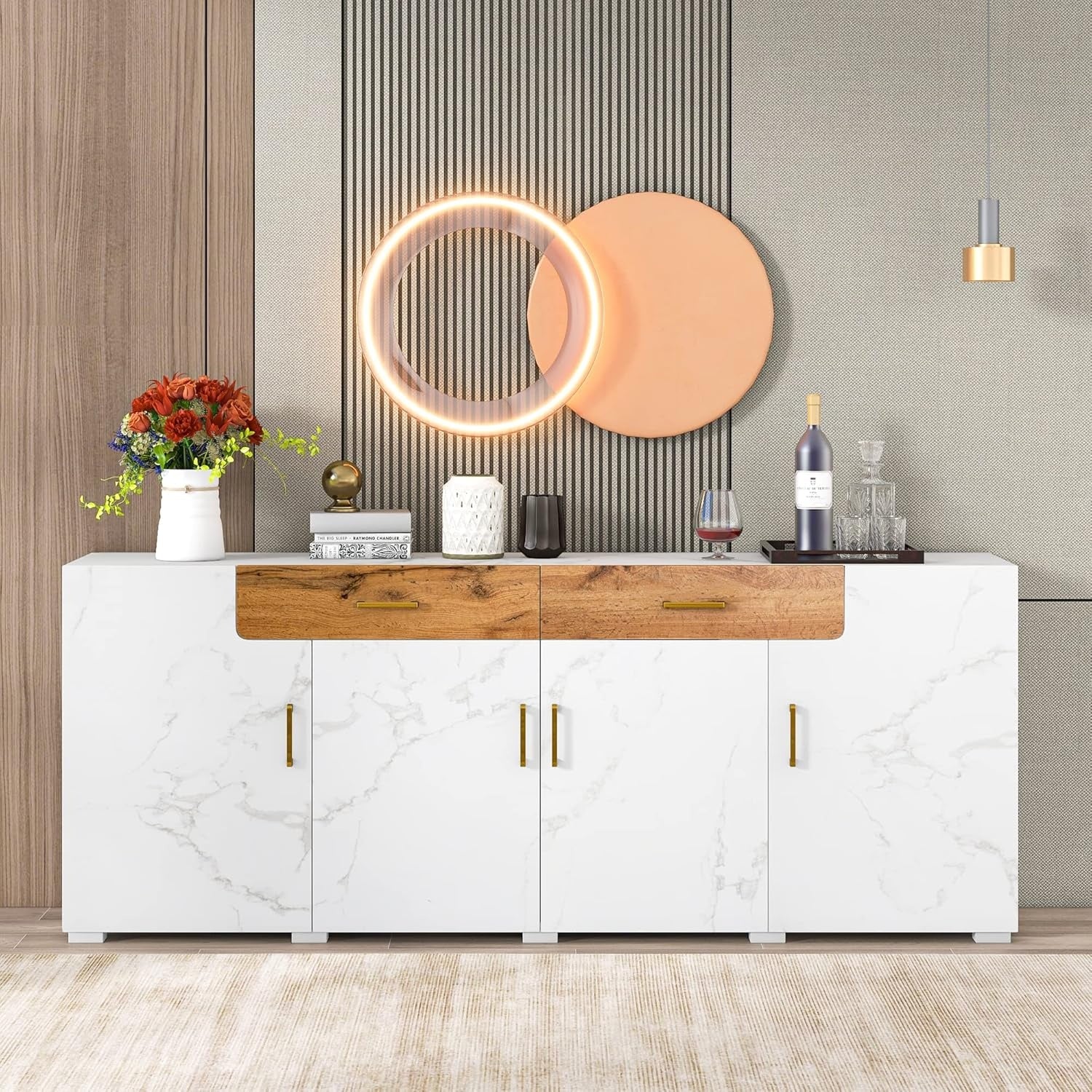 Buffet moderne avec quatre portes et deux tiroirs offrant un grand espace de rangement pour la maison
