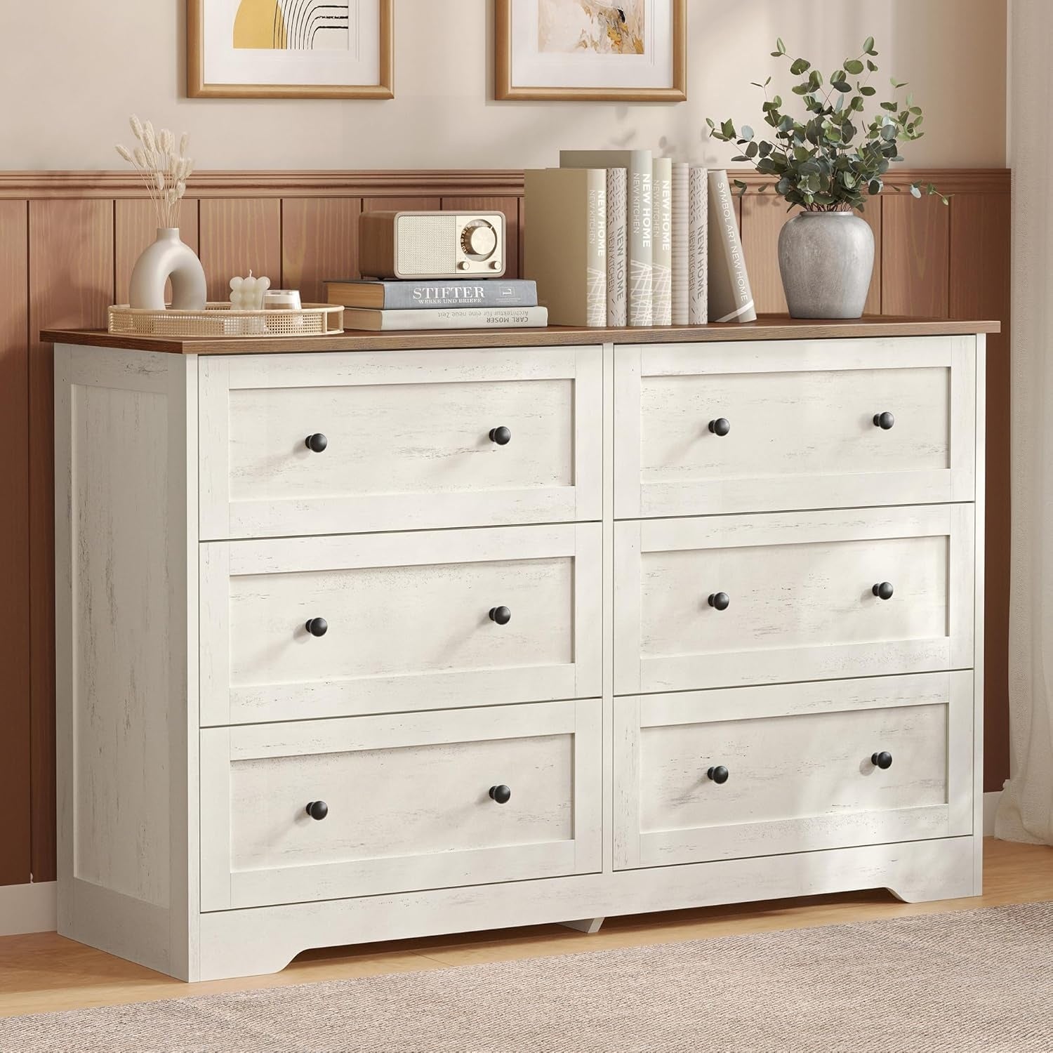 Chiffonnier esprit campagne avec six tiroirs, finition blanc rustique et bois miel