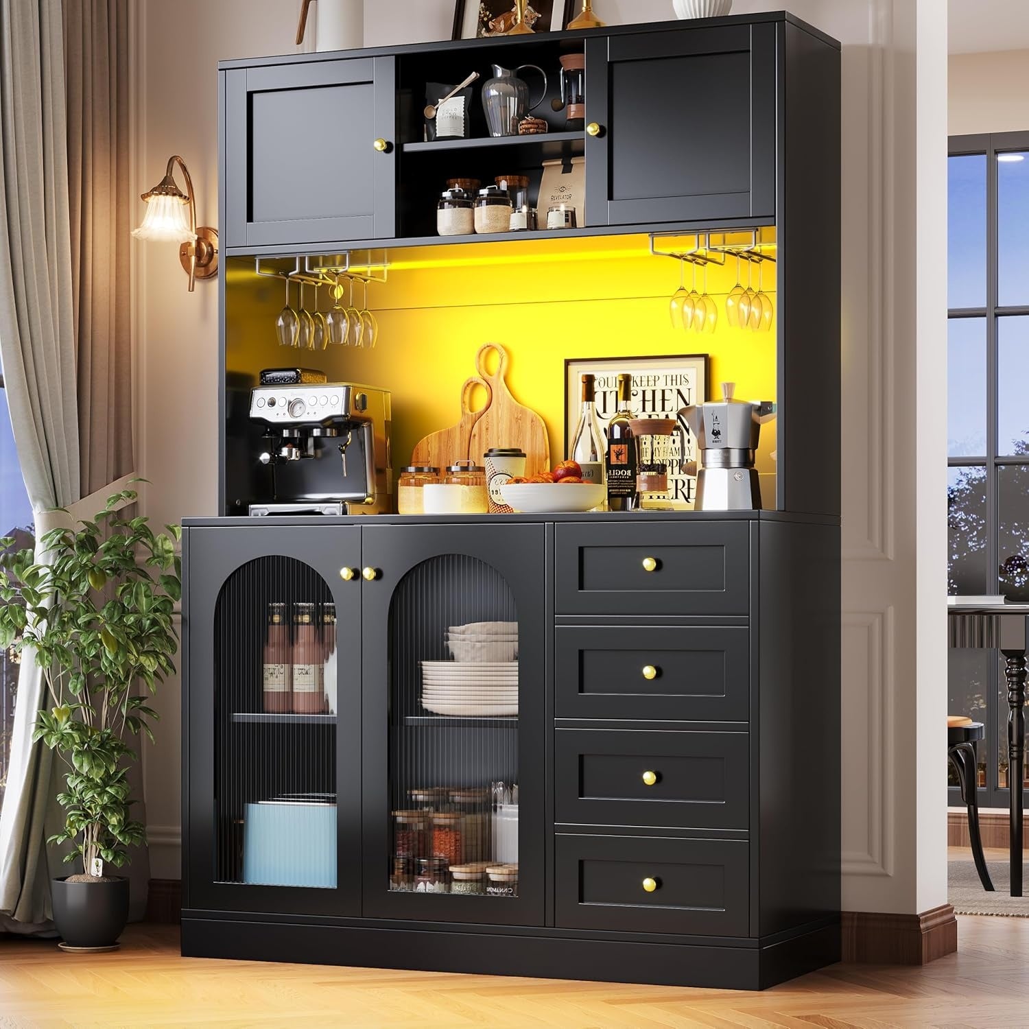 Vaisselier campagnard avec éclairage LED, portes vitrées cannelées et porte-verres intégré